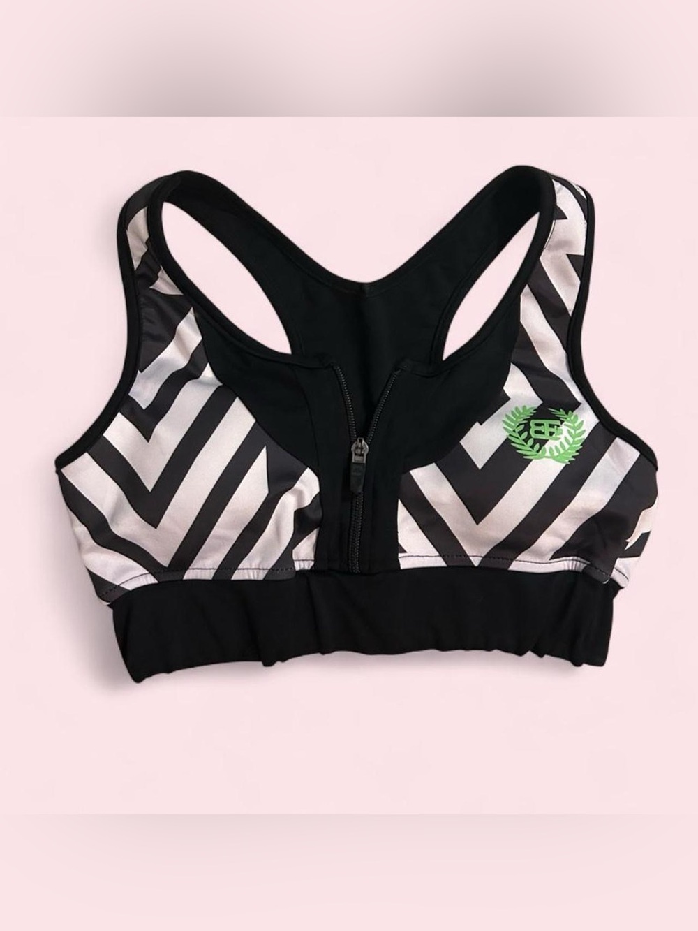 🖤🤍Black & White Chevron Zip-Front Sports Bra with Green Logo🖤🤍